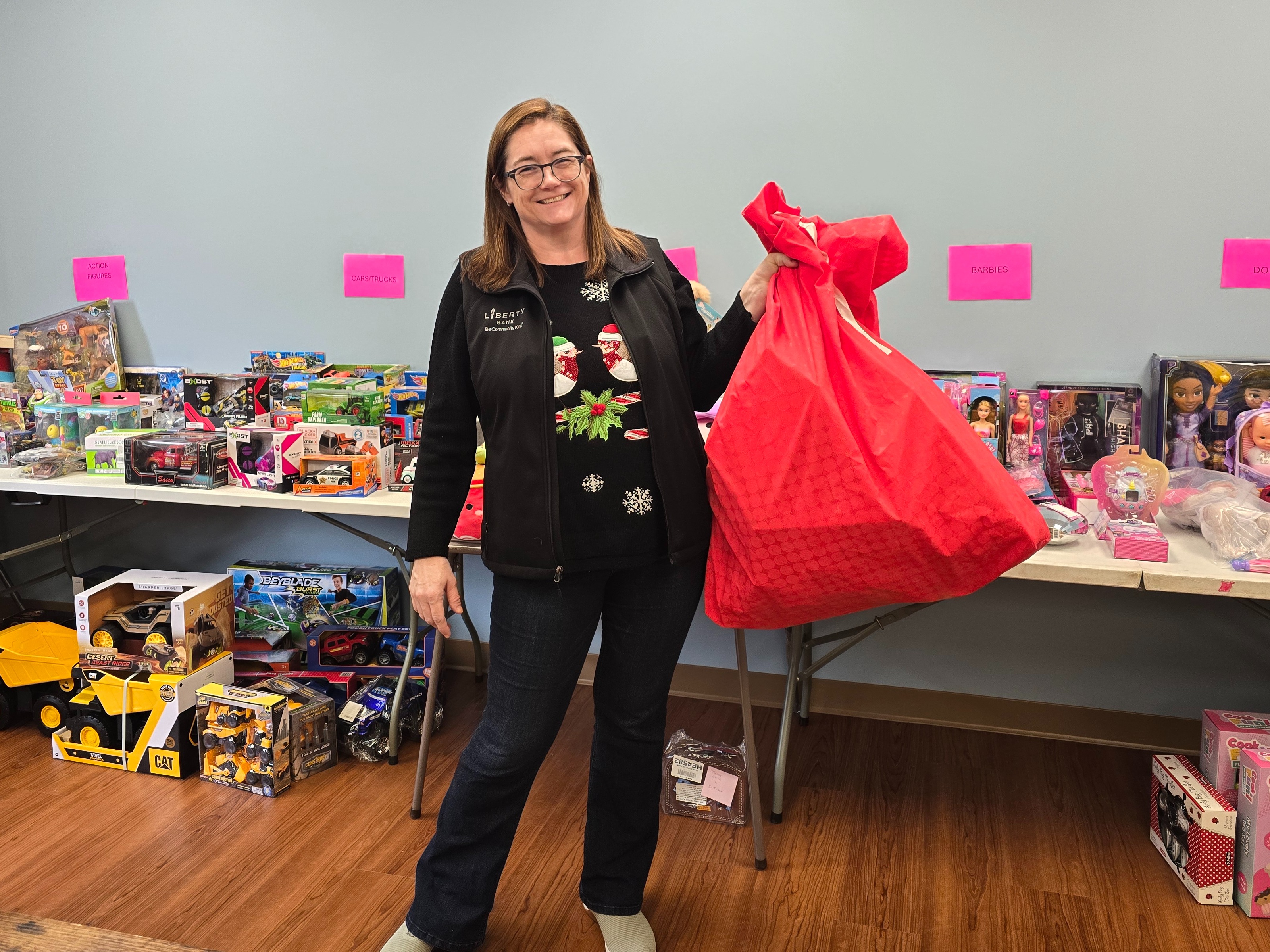 Liberty Bank teammate Jennifer Height volunteering